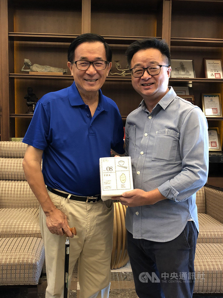 民進黨秘書長羅文嘉(右)20日南下高雄拜訪前總統陳水扁(左),並致贈芋香米,關心陳水扁身體健康並向扁請教選舉議題。(陳致中提供)中央社記者程啟峰高雄傳真 108年9月20日
