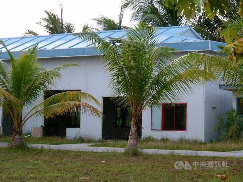 中國曾在吉里巴斯國土上,建立既能追蹤本國衛星,更監控美國衛星及軍事動態的衛星追蹤站。圖為2003年中國與吉里巴斯斷交,撤離衛星追蹤站設備,吉里巴斯將基地移給台灣農技團使用。(中央社檔案照片)