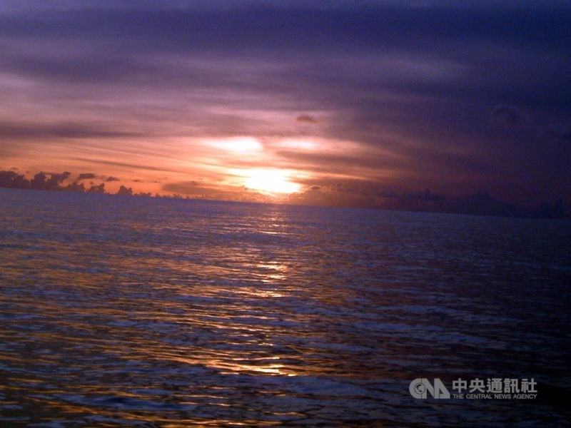 吉里巴斯的國土,正好橫跨國際換日線(調整前)東西及赤道南北,等於盤據在太平洋的正中央。圖為吉里巴斯日出美景。(中央社檔案照片)