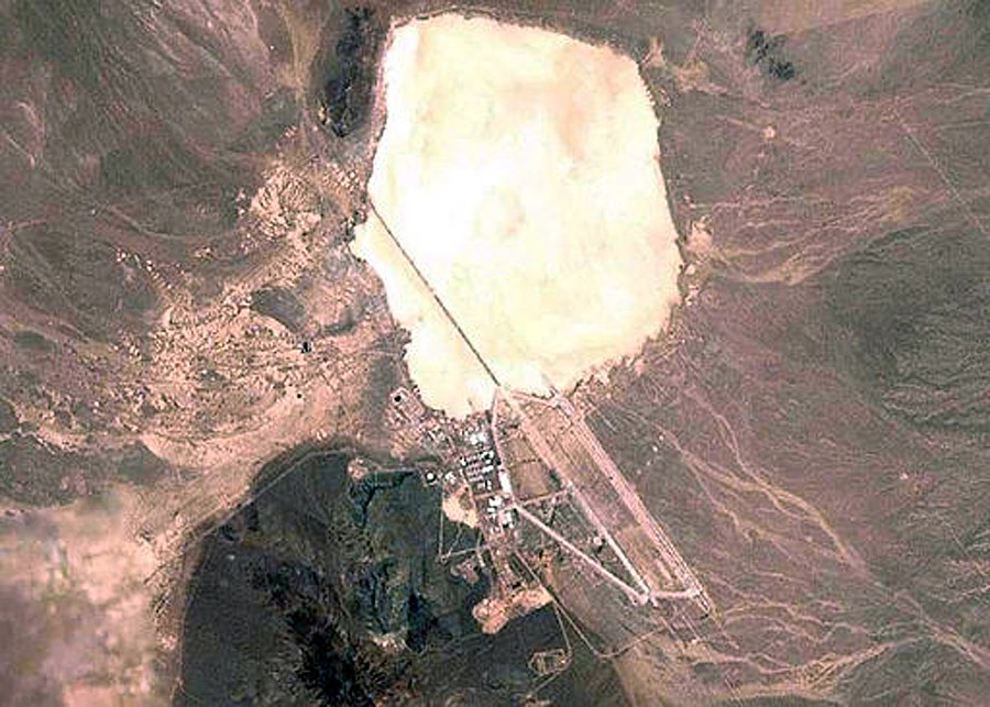 美國軍事基地「51區」傳聞藏有關於外星生命的政府機密,許多飛碟迷19日湧進內華達州,準備前往該地展開朝聖之旅。圖為51區空拍圖。(圖取自維基共享資源,版權屬公眾領域)