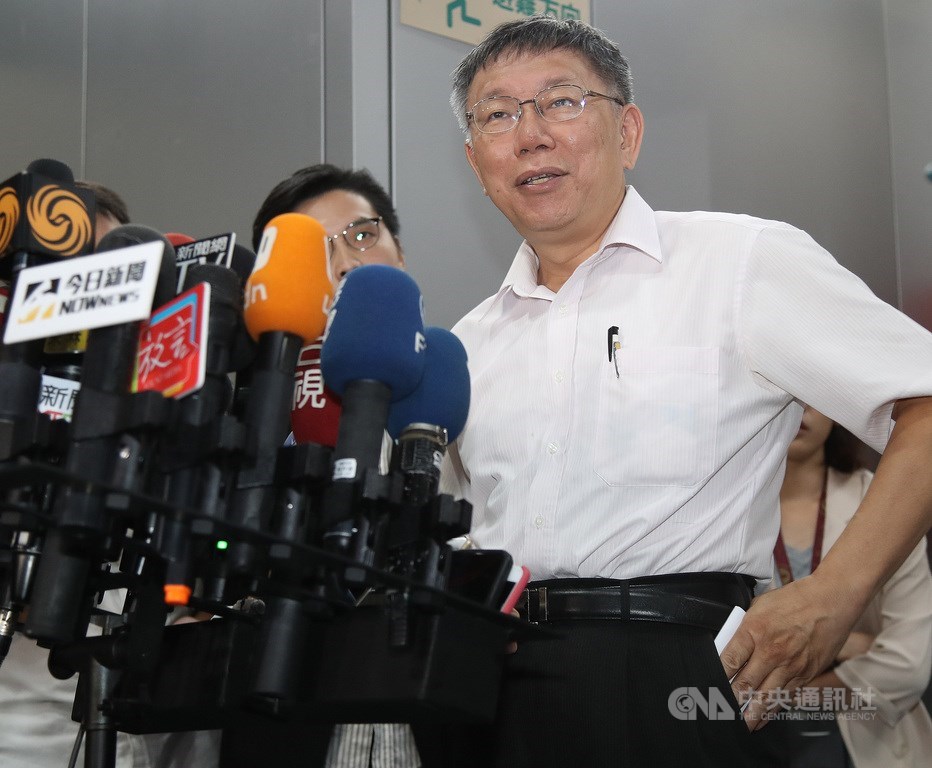 台北市長柯文哲(前)歷經十幾萬粉絲退讚之後,粉專「聲量看政治」表示,觀察到大量補讚現象,「很大可能性是買的」。而北市府幕僚柯昱安表示,絕非北市府或台灣民眾黨所為。(中央社檔案照片)