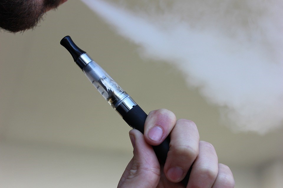 美國衛生當局19日指出,與電子菸有關疾病爆發,洛杉磯將採取措施成為最新禁止加味電子菸的城市。(圖取自Pixabay圖庫)