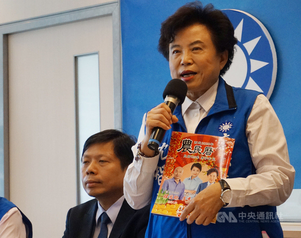 國民黨籍立委沈智慧(右)20日在台中市議會國民黨團舉行記者會,公布由世新大學民調中心調查的「立法問政表現」,獲得7成選民滿意,她表示將力拼連任,繼續為選民服務。中央社記者趙麗妍攝 108年9月20日