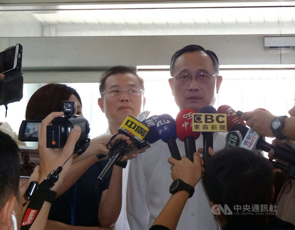 警政署長陳家欽(右)20日受訪對於近期警力進駐影響對高雄觀感及「卡韓」時表示,滋事者互毆和開槍挑釁公權力,這是民眾無法容忍的,政府必須掃蕩,警力進駐是基於治安專業考量。中央社記者陳朝福攝 108年9月20日