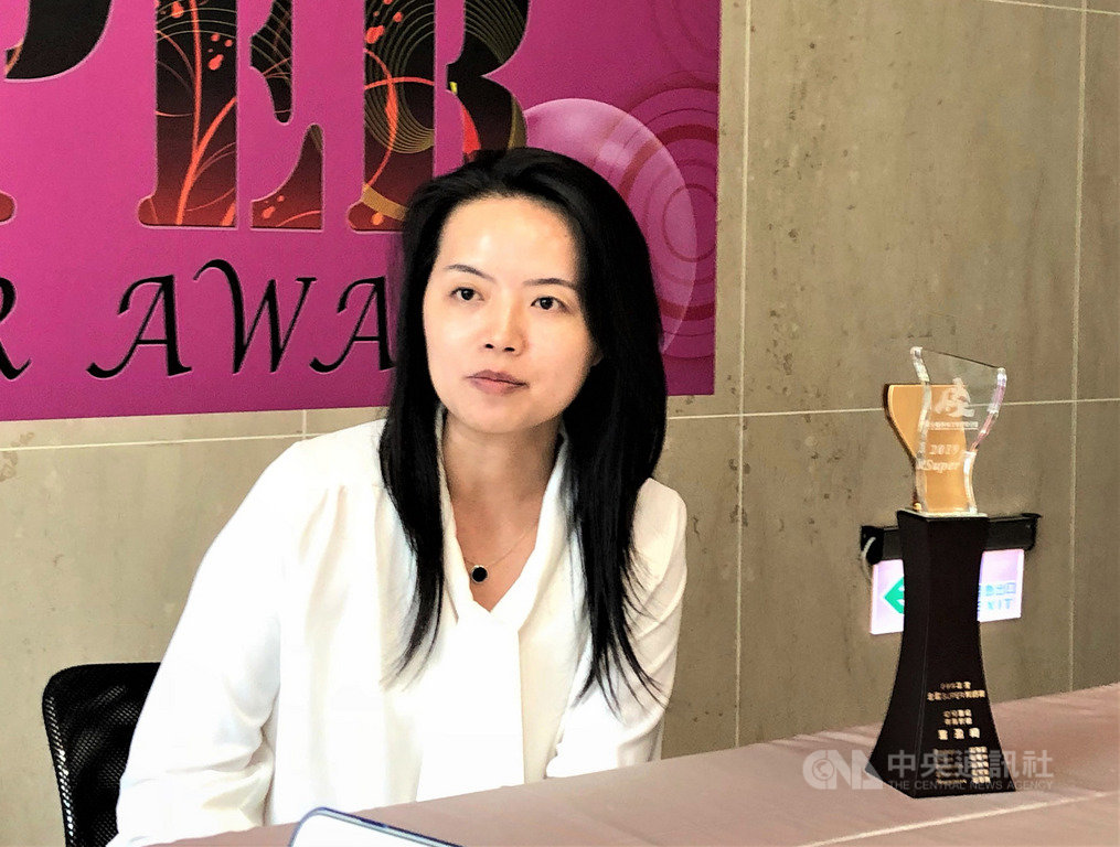 108年度全國教師工會總聯合會SUPER教師獎21日在台北頒獎,獲獎的嘉義市立復國幼兒園老師童盈綺呼籲,政府準公幼政策應更注重教學品質,改善教職員薪資和提升專業能力,別讓孩子賠上童年。中央社記者陳至中台北攝 108年9月21日