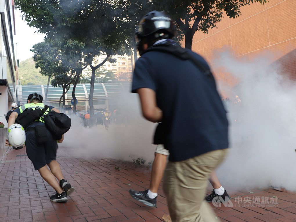 香港反送中人士21日下午在屯門舉行遊行,防暴警察下午4時許清埸,並在示威者投擲汽油彈後,發射催淚彈驅散人群。中央社記者張謙香港攝 108年9月21日