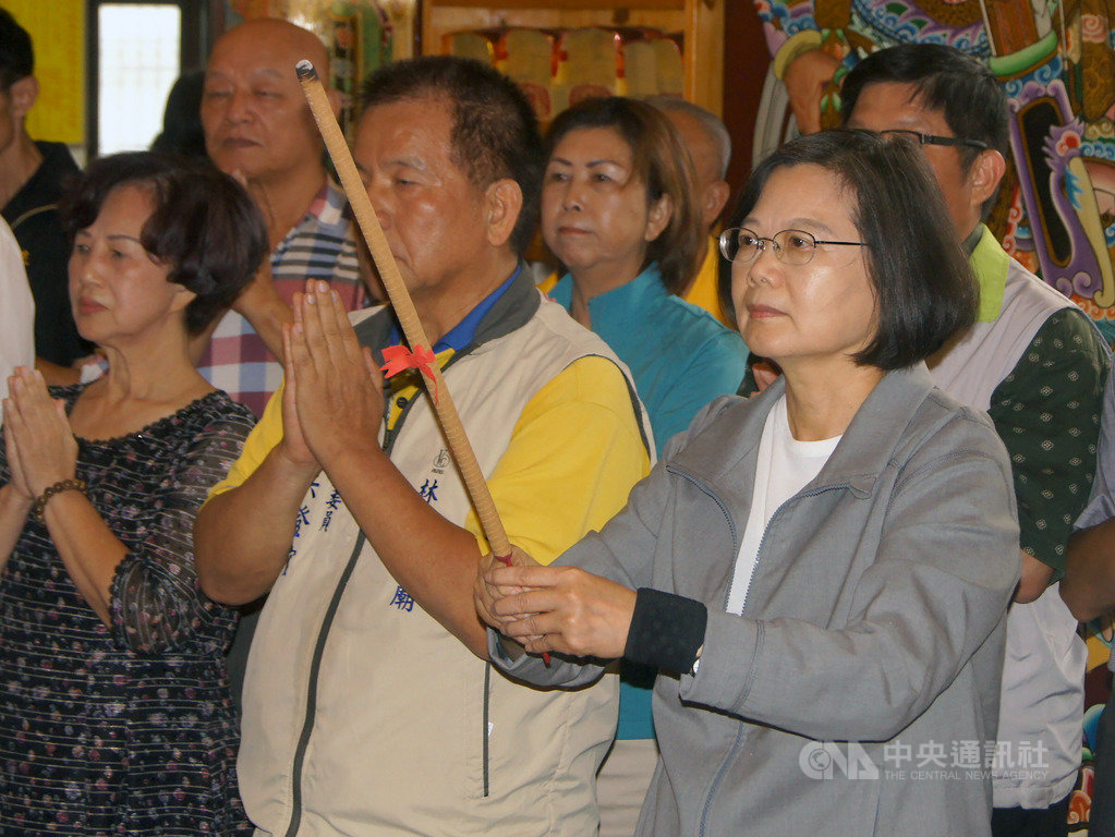 總統蔡英文(前右)21日到南投縣參與九二一大地震20週年紀念活動,並前往草屯林太師廟參香,祈求國泰民安。中央社記者吳哲豪南投攝 108年9月21日