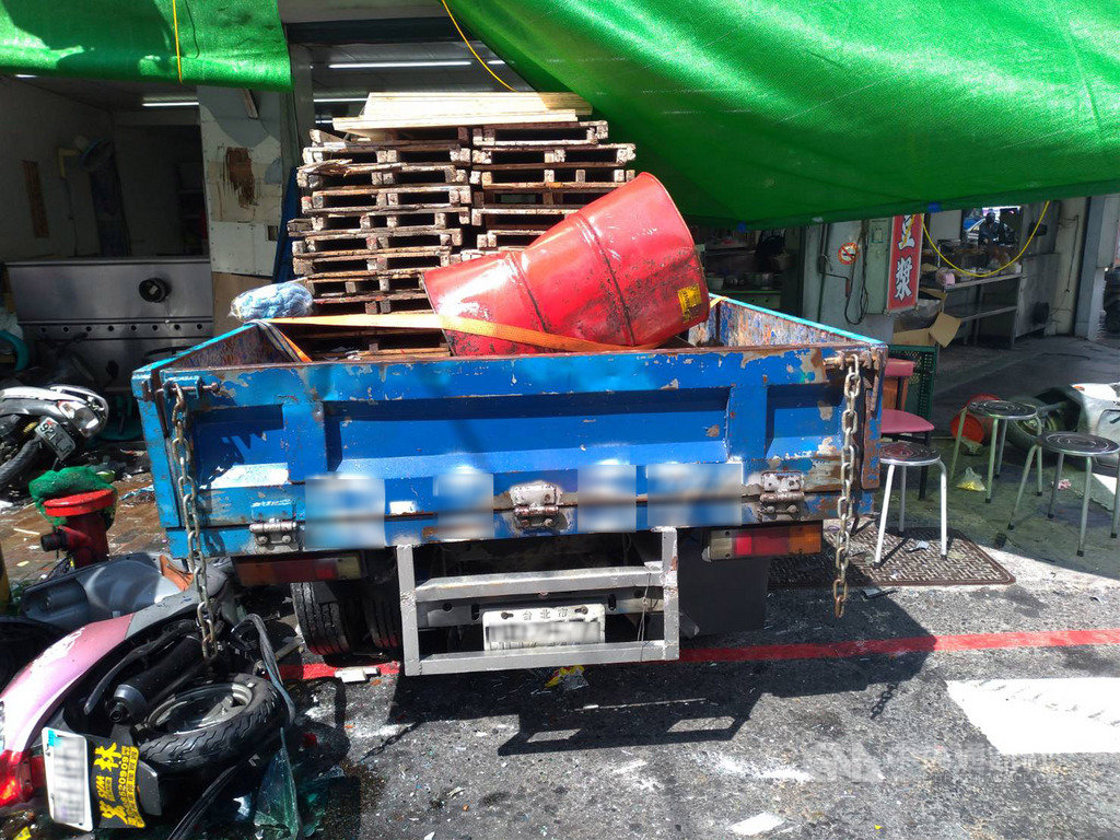 彰化縣員林市21日上午發生車禍,1輛小轎車和1輛小貨車相撞,小貨車因此衝進路口1家早餐店,造成10人受傷送醫,車禍原因仍在調查中。(彰化縣消防局提供)中央社記者吳哲豪傳真 108年9月21日