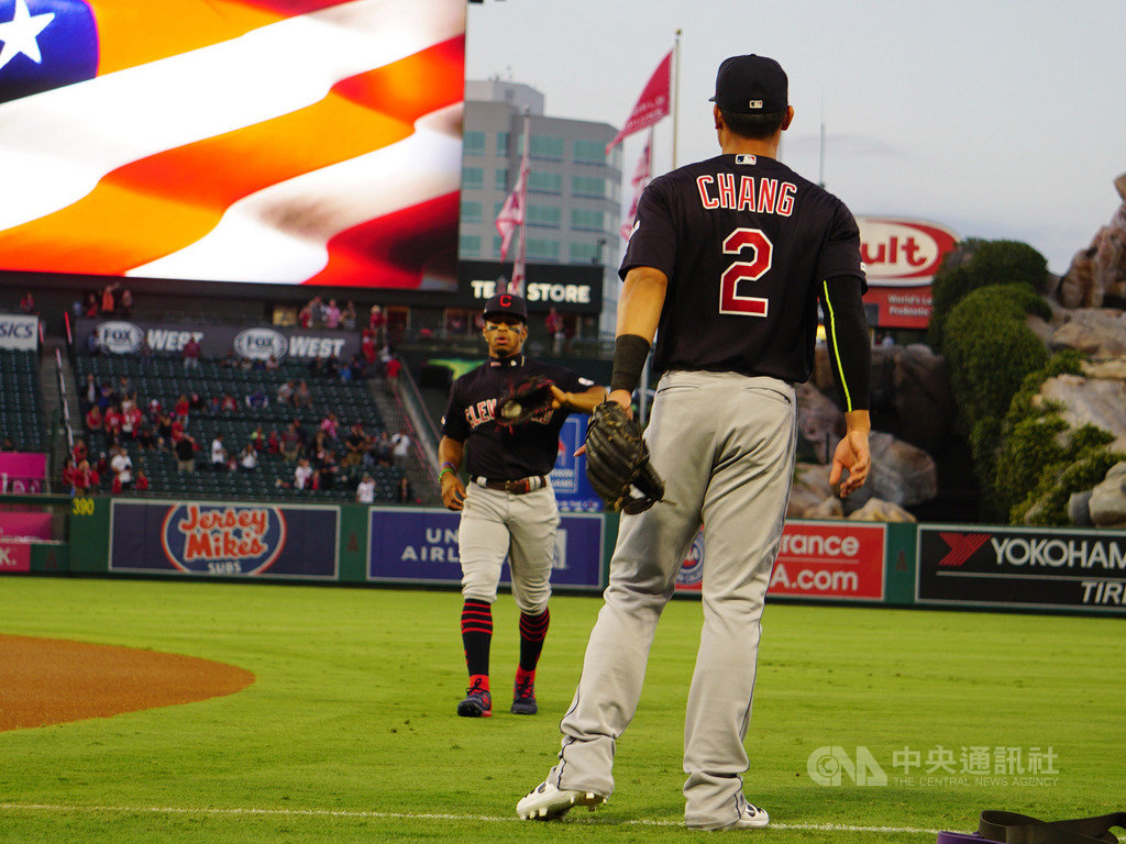 旅美棒球好手張育成(前)與明星隊友林多(Francisco Lindor)(後)在客場比賽時置物櫃相鄰,他說從林多身上看到大將之風,在球場上能夠「做自己」。圖為9月9日拍攝。中央社記者林宏翰洛杉磯攝 108年9月21日