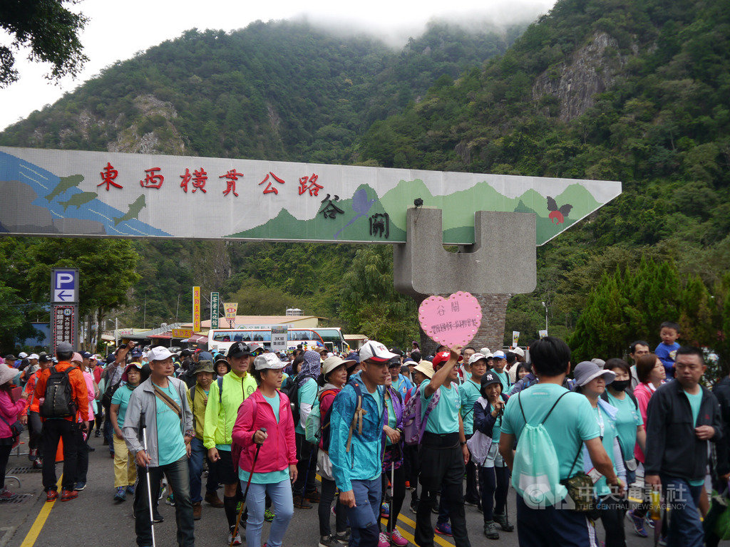 九二一地震重創中部地區,台8線中橫公路谷關至梨山路段更因而管制20年。為振興大梨山地區觀光,參山國家風景區管理處21日上午舉辦「中橫20.幸福不落」千人健行活動,號召民眾以運動休閒方式紀念九二一。中央社記者趙麗妍攝 108年9月21日