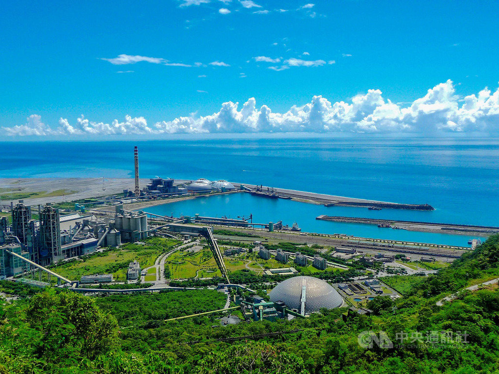 和平水泥專業園區因為水泥廠、電廠、工業港之間能夠交互循環運用廢棄物,已經是亞洲唯一的循環經濟園區,未來向全民徵求設計打造開放生態工廠。(台泥提供)中央社記者韋樞傳真 108年9月21日