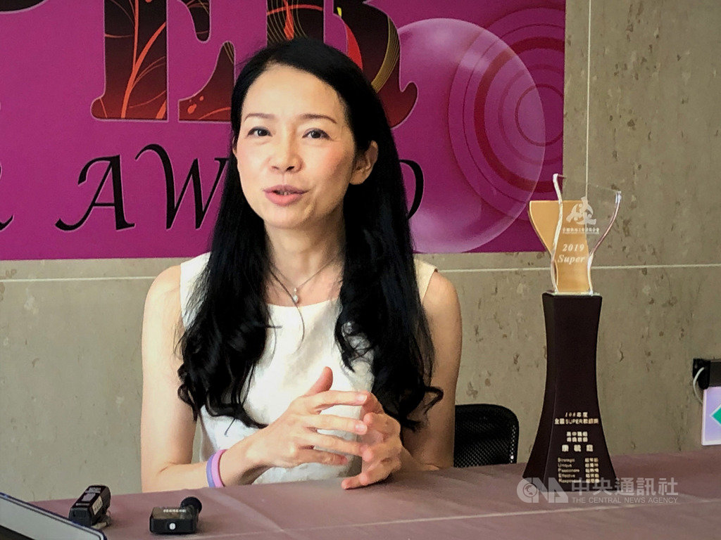 台東女中美術教師康毓庭將課程與社區文化活動結合,帶領學生美化社區,彩繪陋巷成為打卡景點,21日獲得108年度全國SUPER教師獎高中職組全國獎。中央社記者陳至中台北攝 108年9月21日