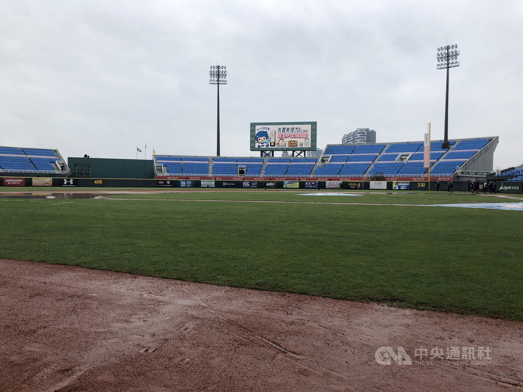 中華職棒Lamigo桃猿隊21日原訂在桃園球場與中信兄弟隊交手,但因雨勢影響、場地狀況不佳,比賽宣布延至10月5日舉行。中央社記者謝靜雯攝 108年9月21日