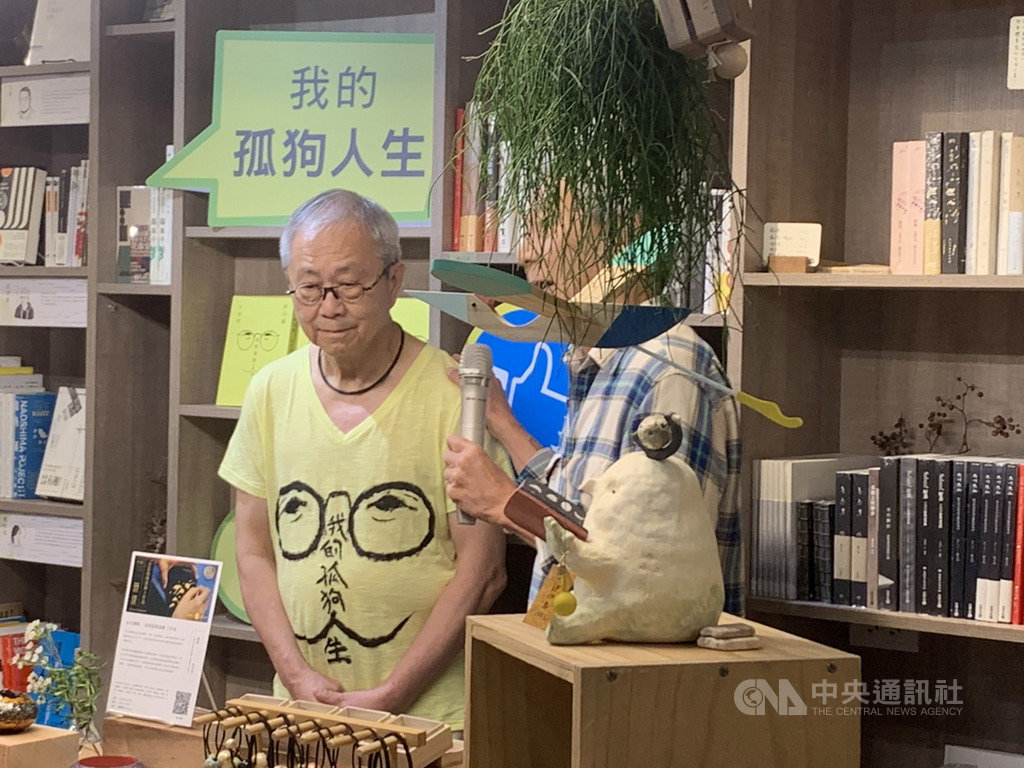 資深媒體人卜大中出版新書「昨日報:我的孤狗人生」,回憶台灣曾有的一個新聞時代,21日在台北舉辦新書發表會。中央社記者陳政偉攝 108年9月21日