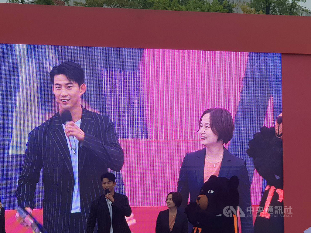 台灣觀光局駐首爾辦事處主任黃怡平(右)21日在韓國愛寶樂園代表觀光局長周永暉邀請韓流偶像玉澤演(左)擔任台灣觀光代言人。(觀光局駐首爾辦事處提供)中央社記者姜遠珍首爾傳真 108年9月21日