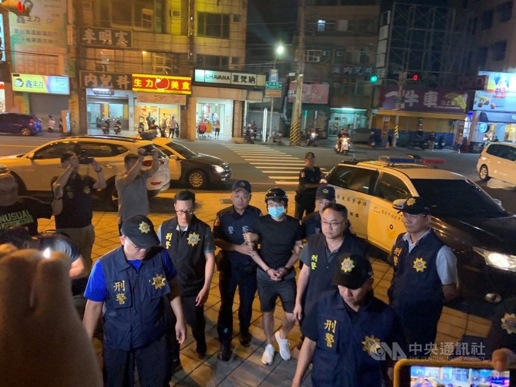 高雄直播主糾紛街頭衝突,警方專案小組21日上銬逮捕直播主鄭大仁(左4),帶回高雄市警察局刑警大隊偵辦。(警方提供)中央社記者陳朝福傳真 108年9月21日