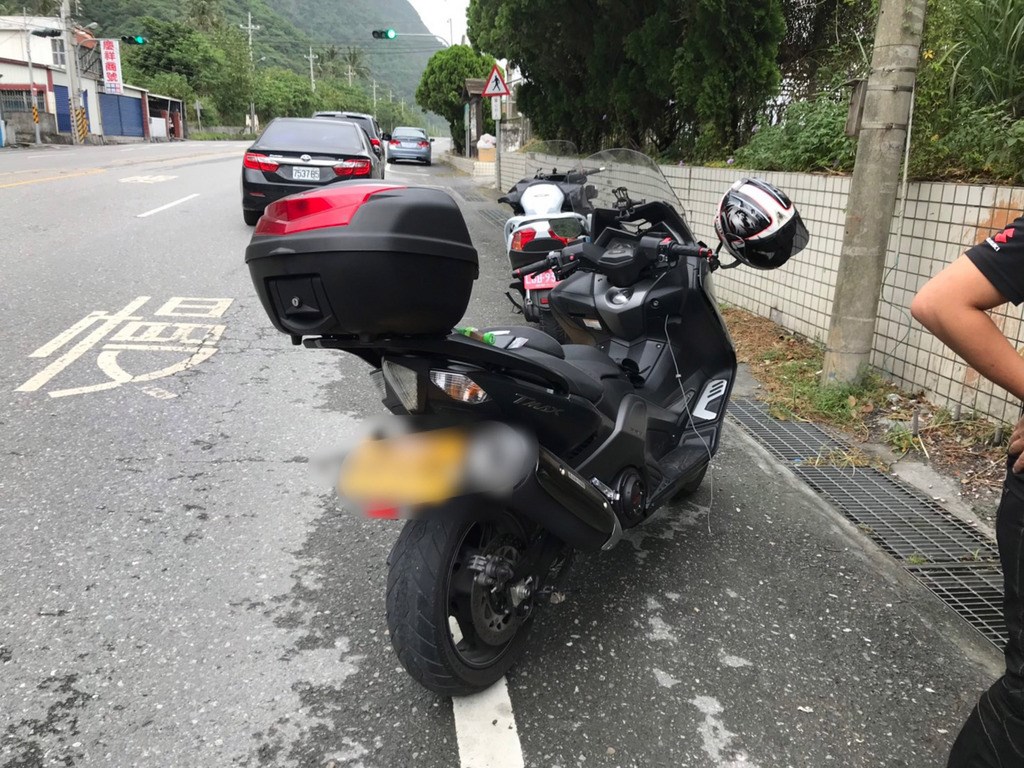 王姓重機騎士21日上午行經台9線蘇花公路和中段,不慎撞上年約6歲的何姓男童,消防人員獲報到場將男童送醫急救,警方持續調查肇事原因。(新城警分局提供)中央社記者張祈傳真 108年9月21日