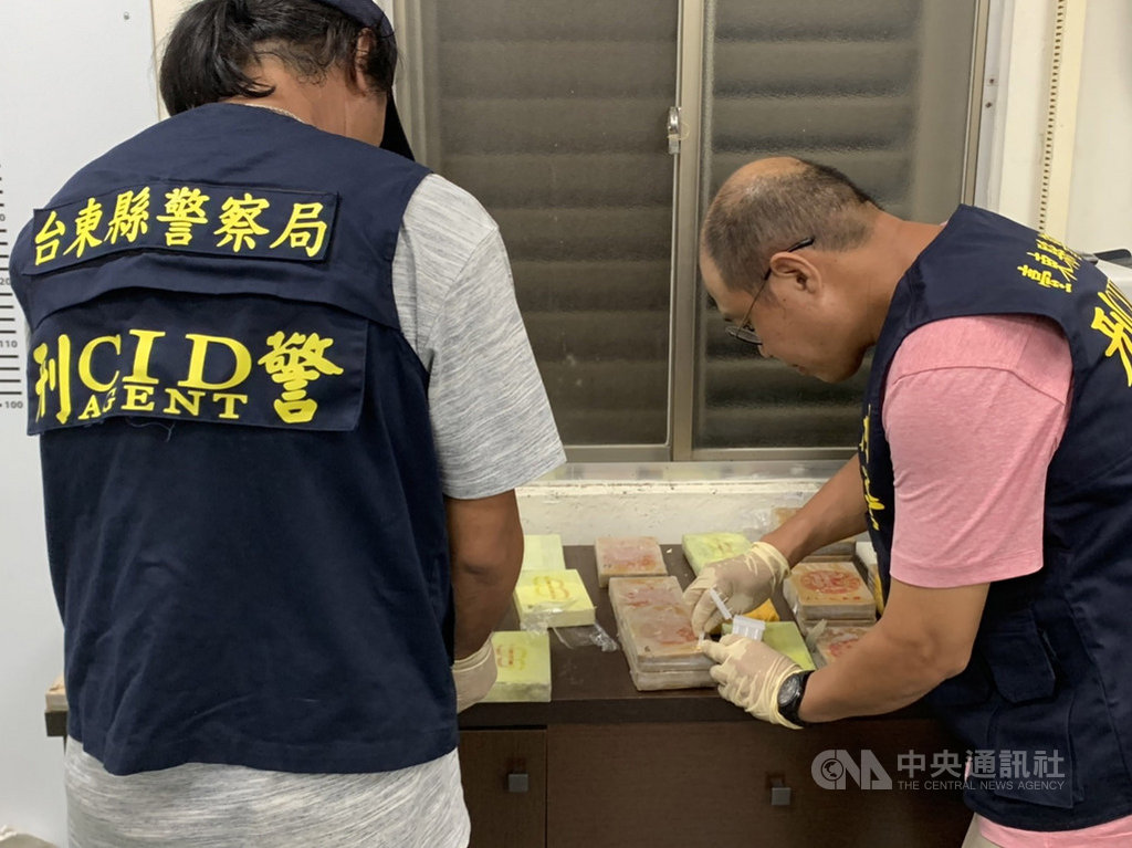 台東警方20日獲報,在達仁鄉南田海岸發現32塊海洛因磚,海巡人員21日前往巡查又再拾獲4塊,警方已循線展開調查,盼追出毒品來源。(警方提供)中央社記者盧太城台東傳真 108年9月21日
