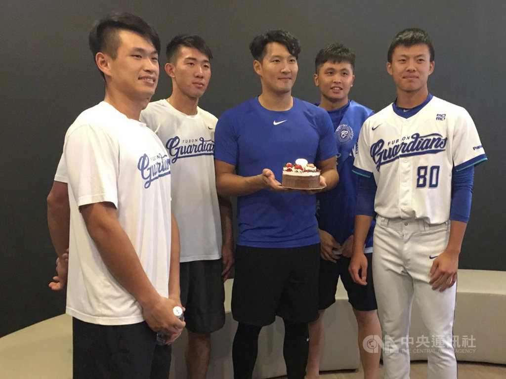 中華職棒富邦悍將隊目前一軍陣容中有多達7人都是9月壽星,雖然近2天比賽都因雨延期,不過20日生日的陳仕朋(右2)、21日生日的林哲瑄(中)都還是在球場開心慶生。中央社記者楊啟芳攝 108年9月21日