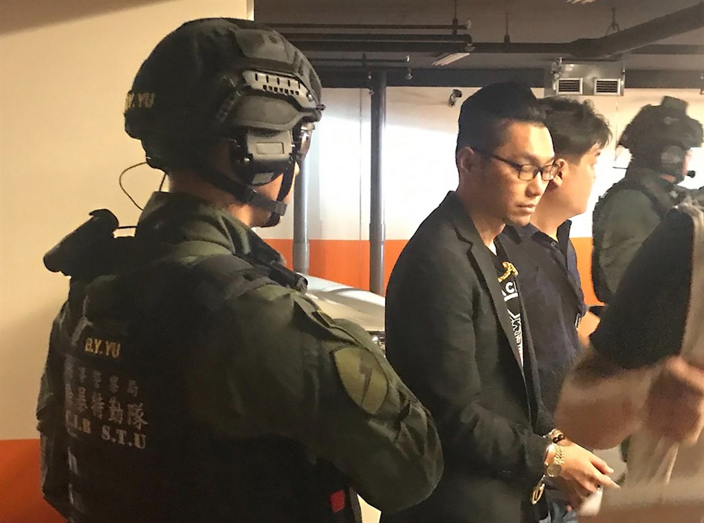 高雄直播主糾紛街頭衝突事件,刑事局南部打擊犯罪中心與高雄市刑大成立專案小組,21日北上新北中和逮捕直播主連千毅(左2)。(警方提供)中央社記者陳朝福傳真 108年9月21日