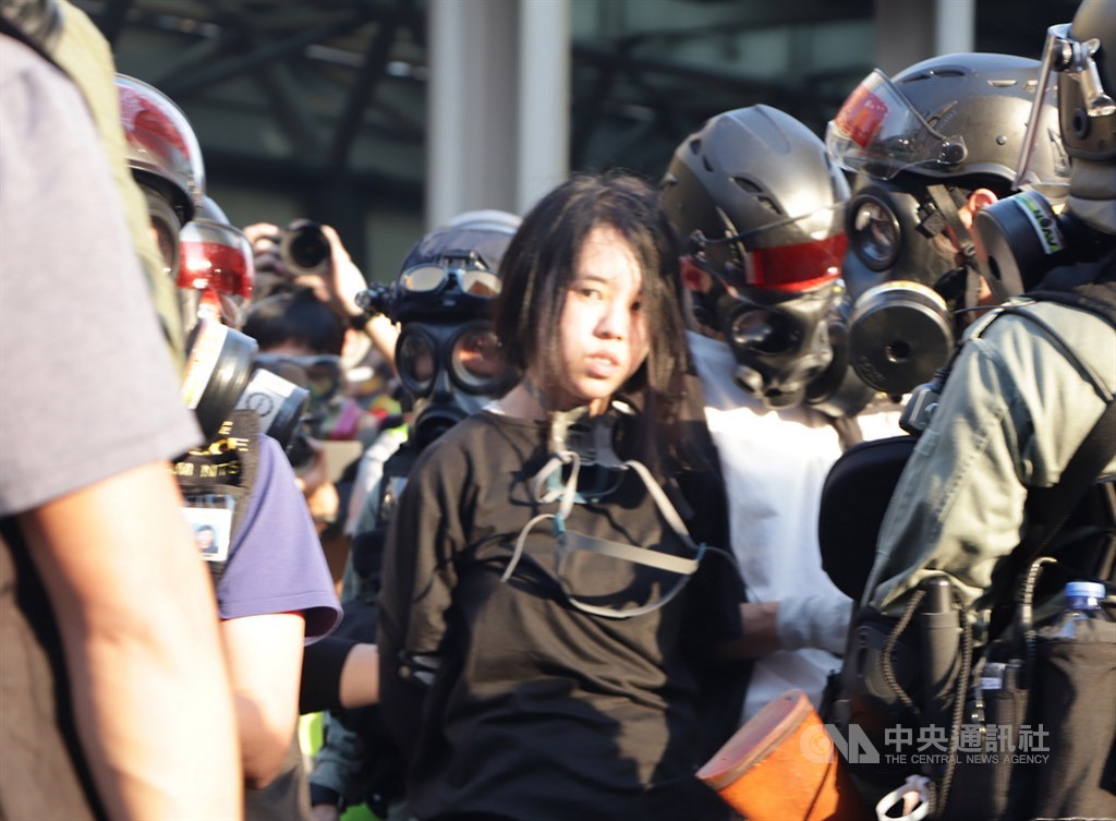香港反送中人士21日下午在屯門舉行遊行,港警於下午4時過後開始驅離行動,並在示威者投擲汽油彈後,逮捕示威者。中央社記者張謙香港攝 108年9月21日