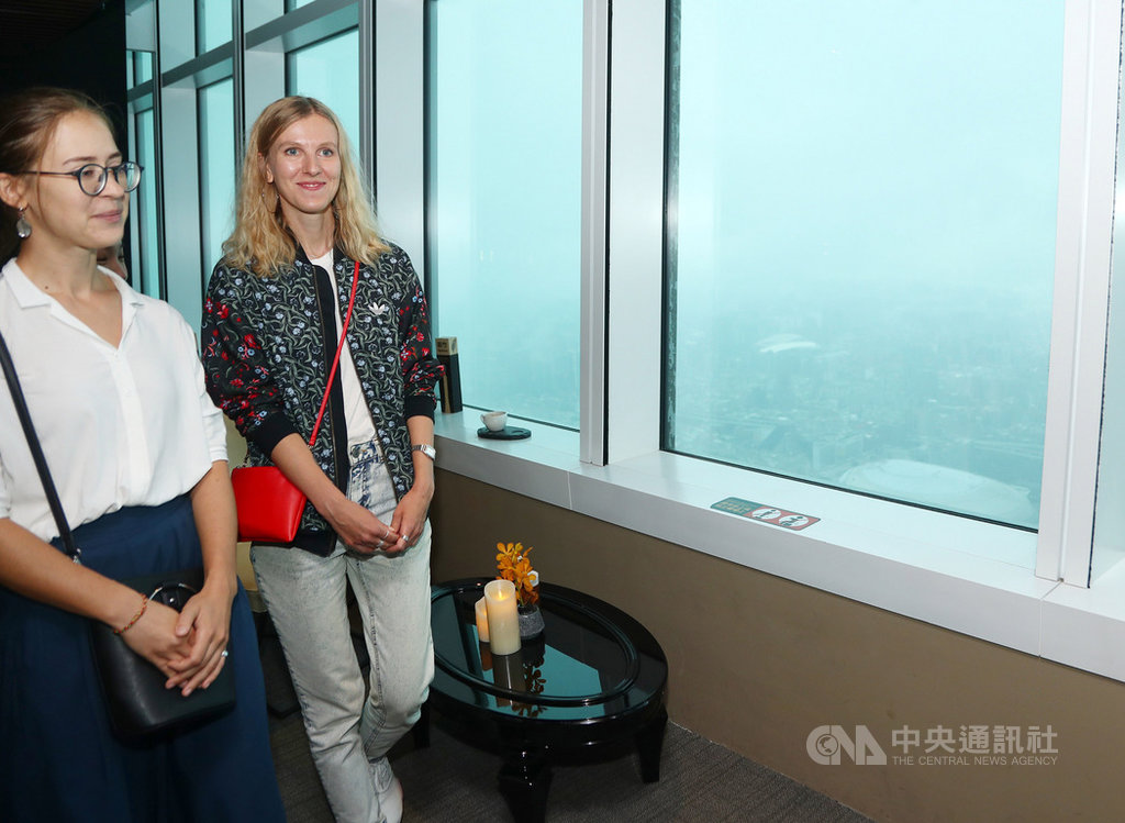 俄羅斯插畫家卡嘉.莫洛措娃(Katya Molodtsova)(左2)訪台,21日到台北101大樓高樓層參觀,可惜天侯不佳,未能看到開闊的台北市街景。中央社記者王騰毅攝 108年9月21日