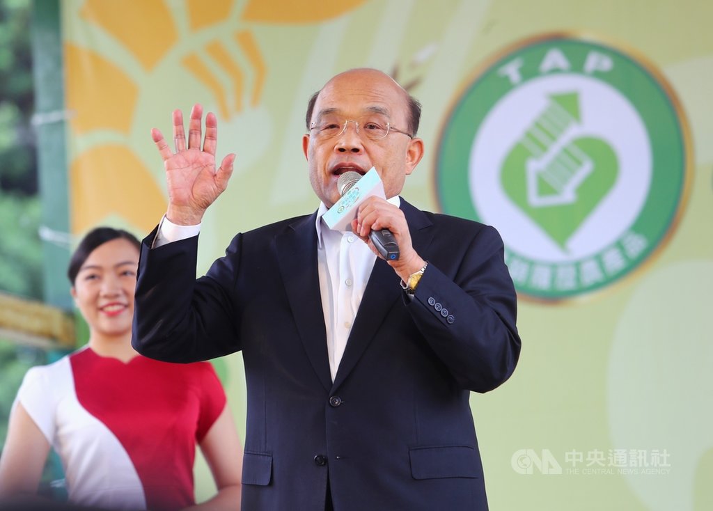 行政院長蘇貞昌(中)21日出席108年度產銷履歷達人頒獎典禮致詞表示,產銷履歷讓民眾對農產品有信心也吃得安心,將跨部會加強產銷履歷的權威性,發揮更大效果。中央社記者王騰毅攝 108年9月21日