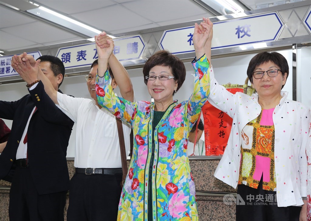 前副總統呂秀蓮(右2)17日帶著保證金前往中選會,登記成為總統選舉被連署人。中央社記者張皓安攝 108年9月17日