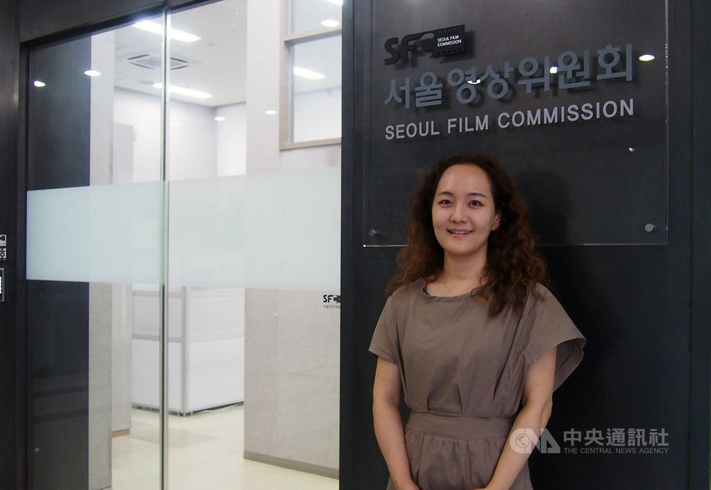 首爾電影委員會位於上岩洞的的DMC(Digital Media City)尖端產業中心,大樓的2樓及8樓為導演、編劇提供幾近免費的辦公空間。圖為海外事業組長鄭娟朱。中央社記者廖禹揚首爾攝 108年9月21日