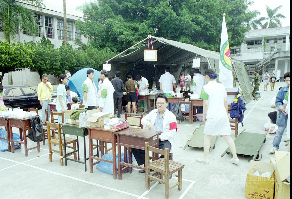 九二一地震造成數千人喪生、上萬人受傷,當時參與救災工作的台大醫院急診科醫師石富元還是年輕主治醫師,才剛從國外學習災難醫療回台,就碰上台灣史上首度重創社區醫療的災難;災區除了橋斷路毀,醫院功能也失靈,必須仰賴外地醫師緊急馳援。(石富元提供)中央社記者陳偉婷傳真 108年9月21日