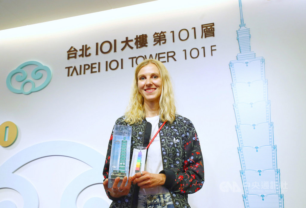 俄羅斯插畫家卡嘉.莫洛措娃(Katya Molodtsova)訪台,21日特別前往台北市區地標101大樓參觀,開心拿著紀念品留影。中央社記者王騰毅攝 108年9月21日