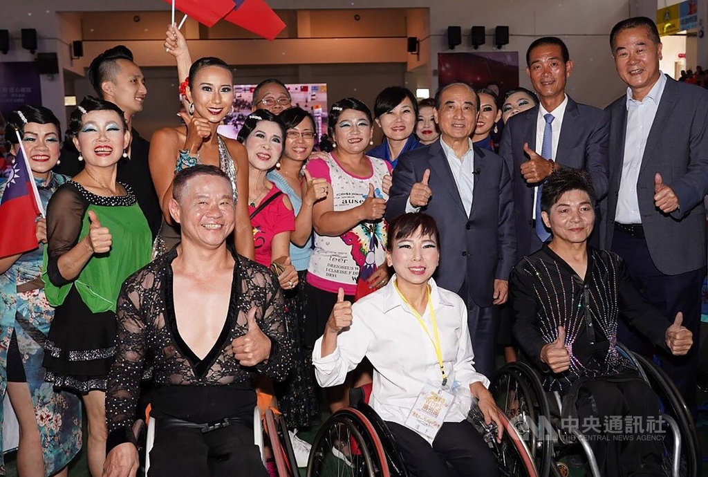 2019IPC媽祖盃輪椅體育運動舞蹈國際公開賽21日在雲林北港鎮立體育館舉行,前立法院長王金平(2排右3)下午到場為參賽者加油,受訪時對於選舉議題表示,下一步還是會參選到底。(王金平辦公室提供)中央社記者葉子綱傳真 108年9月21日