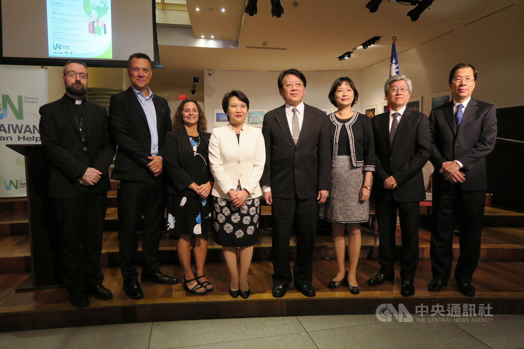 駐紐約辦事處20日舉辦「永續發展目標:氣候行動」研討會,處長徐儷文(左4)、環保署副署長蔡鴻德(右4)、梵蒂岡駐聯合國副觀察員韓森(左1)和與談者合影。中央社記者尹俊傑紐約攝 108年9月21日