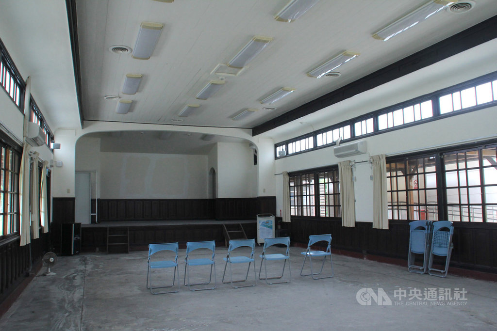 位於花蓮鐵道文化園區的中山堂擁有百年歷史,過去就是演藝功能空間,縣府今年獲文化部國家電影中心補助,規劃在中山堂內增設數位電影放影機、銀幕、環繞音響、舒適座椅等,打造「花蓮鐵道電影院」,可容納30至60人,預計109年底完成建置。中央社記者張祈攝 108年9月21日