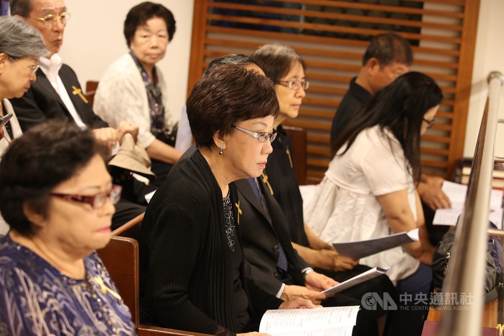 前立委謝聰敏追思會21日在台北萬華艋舺教會舉行,登記連署爭取參選2020總統的前副總統呂秀蓮(前左2)出席。中央社 108年9月21日
