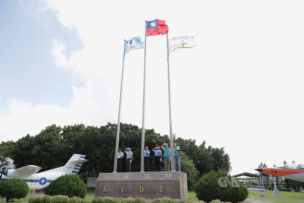 漢翔航空企業工會展現創舉,將工會旗(右)、公司旗(左)和國旗等3旗飄揚。此舉象徵勞資和諧,客戶有如吃下定心丸。(漢翔工會提供)中央社記者韋樞傳真 108年9月21日