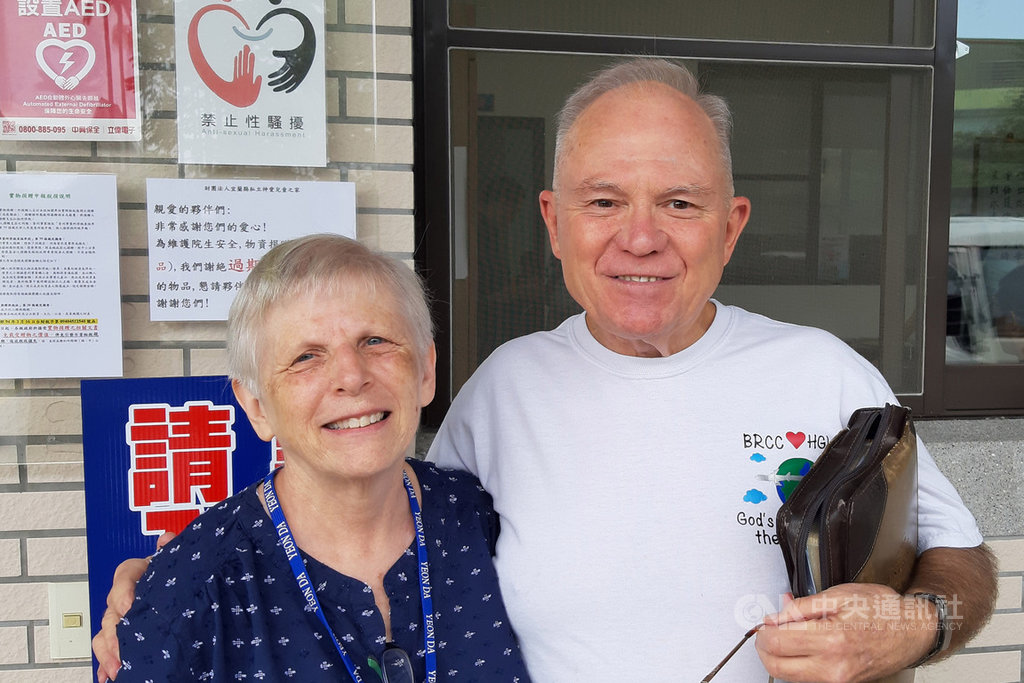台裔美國籍醫師史立強34年前與哥哥遭棄在宜蘭羅東中山公園,所幸當時有宜蘭縣私立神愛兒童之家育幼院負責人史可堯(Skiles Ted Burdett)(右)、史培理(Skiles Beverly Sue)(左)夫婦暫時照顧,並將他們送養到美國接受妥善照顧。中央社記者沈如峰宜蘭縣攝 108年9月21日