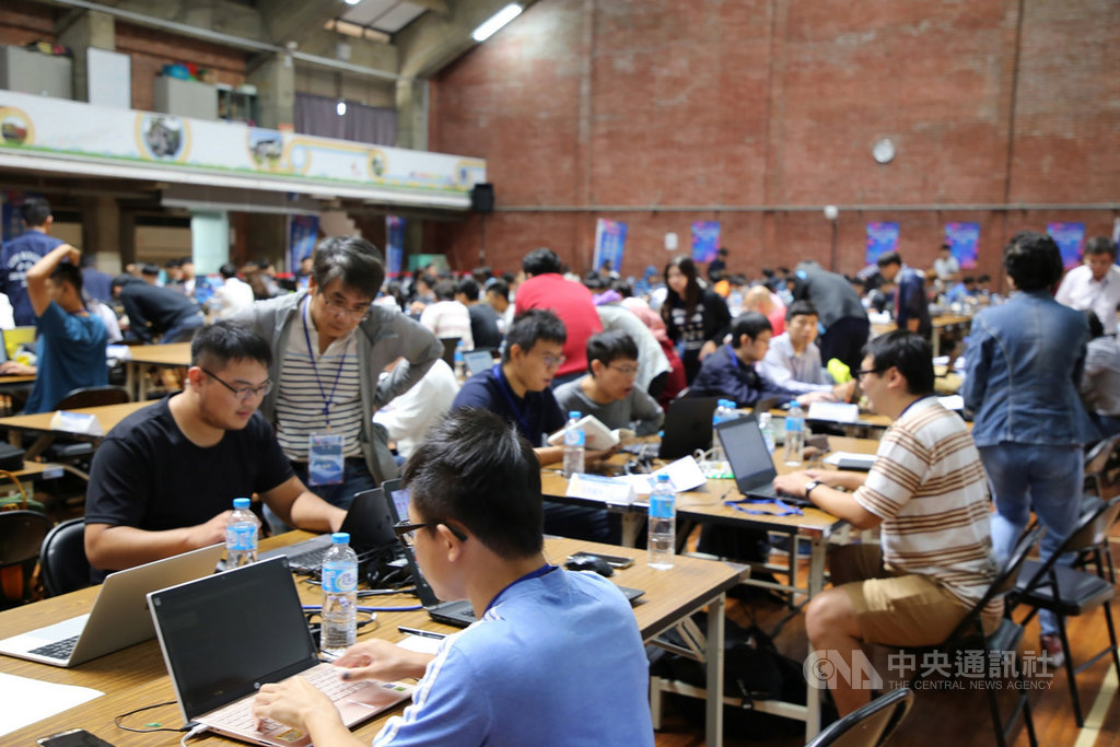 2019全國智慧製造大數據分析競賽決賽21日在台中東海大學登場,參賽隊伍聚精會神討論分工戰略,力拚佳績。(東海大學提供)中央社記者趙麗妍傳真 108年9月21日