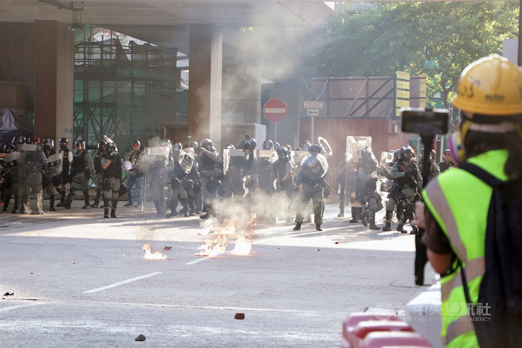 香港反送中人士21日下午在屯門舉行遊行,防暴警察下午4時許清埸,示威者投擲汽油彈。中央社記者張謙香港攝 108年9月21日