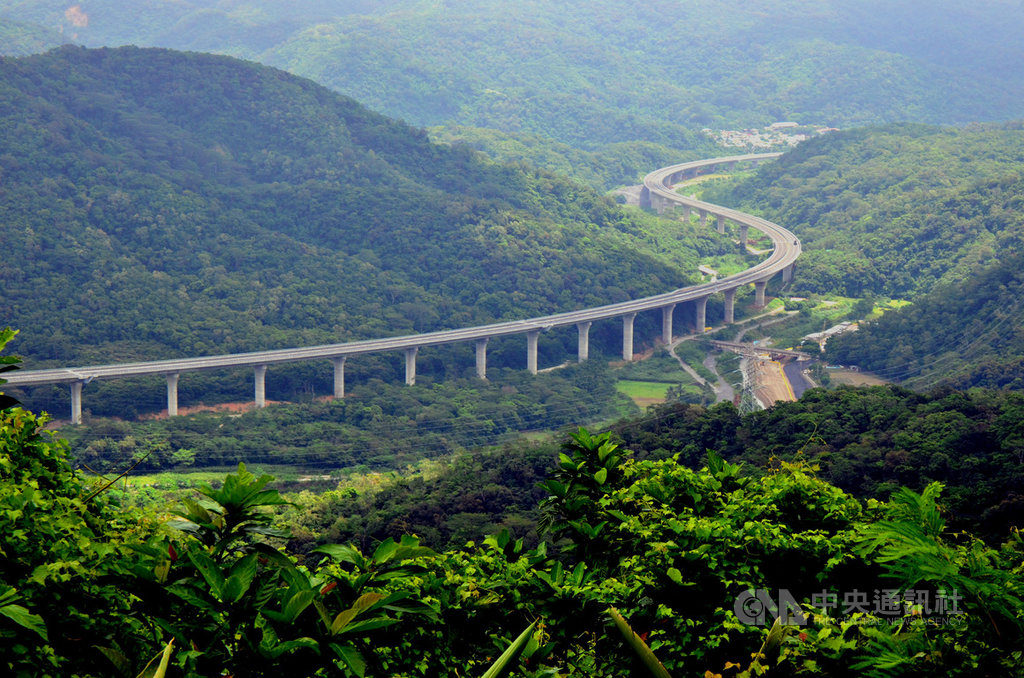 南迴公路拓寬改善工程年底完工,交通部公路總局將在通車前舉辦馬拉松賽,讓民眾領略南迴改路段沿途山林之美,這路段只能舉辦這一次路跑,10月5日報名截止。(檔案照片)中央社記者盧太城台東攝 108年9月21日