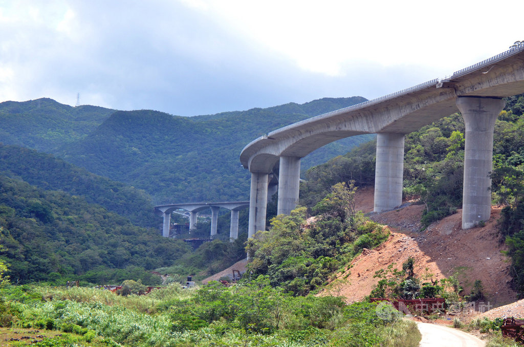 南迴公路拓寬工程預計今年12月20日全線通車,為慶祝南迴改完工,交通部公路總局將在通車前舉辦馬拉松賽,10月5日報名截止。(檔案照片)中央社記者盧太城台東攝 108年9月21日