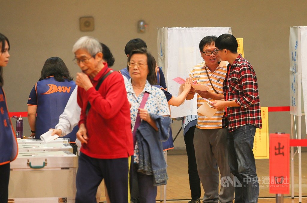 2018年九合一選舉併公投投開票問題亂象多,為防止重蹈覆轍,中選會21日下午邀請民眾參與投票模擬演練,模擬投票過程中可能發生的亮票等各種問題。中央社記者謝佳璋攝 108年9月21日