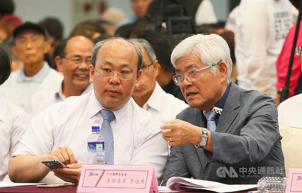 第15任總統、副總統及第10屆立法委員選舉投票程序模擬演練觀摩會,21日下午在台北大安高工舉行,演練過程中,中選會主委李進勇(前右)、副主委陳朝建(前左)不時交換意見。中央社記者謝佳璋攝 108年9月21日