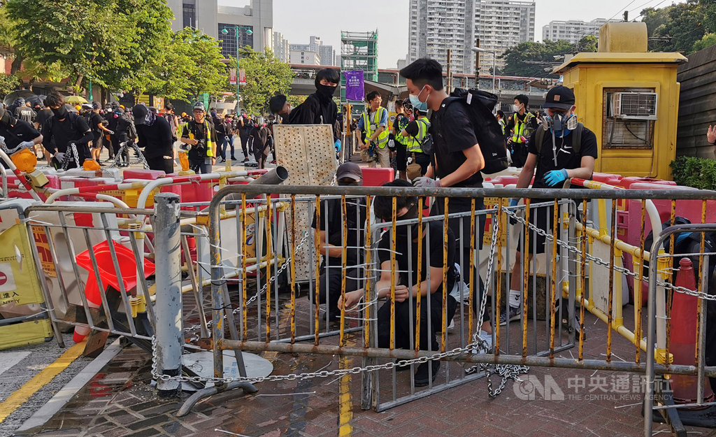 香港新界「光復屯門公園」遊行21日下午4時結束後,反送中示威者並未散去,轉而在鄉事會路及屯合街口附近築起路障,準備與警方對峙。中央社記者張謙香港攝 108年9月21日