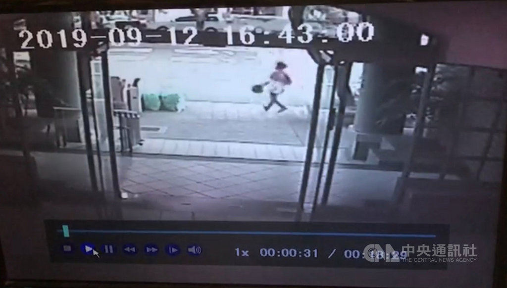 士林地檢署附近日前傳出一對父女遭潑酸案,士檢21日公布潑酸的張姓嫌犯身影,檢警追查發現,被害人蔡姓女子前男友陳姓男子涉嫌在幕後以新台幣50萬元利誘並提供硫酸。士檢20日深夜將陳男羈押禁見。(士林地檢署提供)中央社記者劉世怡傳真 108年9月21日