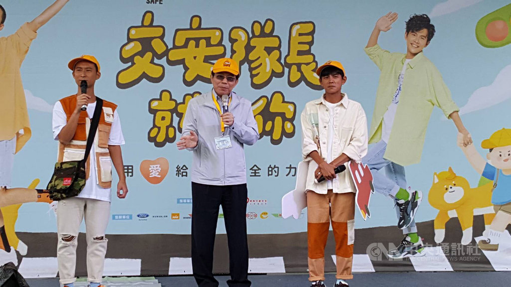 靖娟基金會21日舉辦「108年小黃帽交通安全童樂會」,交通部次長王國材(中)出席活動化身為交通安全隊長,提醒小朋友如何安全過馬路。(交通部提供)中央社記者汪淑芬傳真 108年9月21日