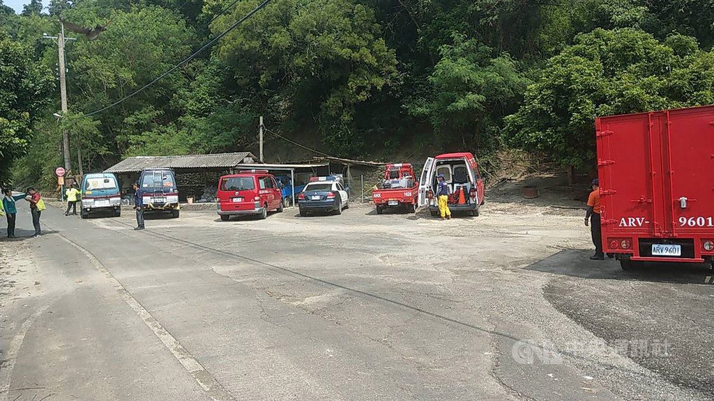 高雄一名林姓男子18日騎單車前往台南市大內區馬斗欄登山步道,卻遲未返家,台南警消獲報協尋,21日在大內山區水路河床發現林男遺體。(台南市消防局提供)中央社記者張榮祥台南傳真 108年9月21日