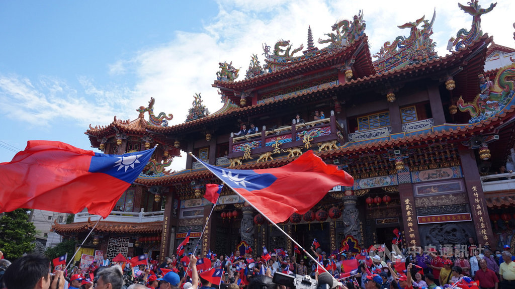 台灣寺廟金蘭會21日在台中市清水紫雲巖舉行,國民黨總統參選人韓國瑜受邀出席,吸引眾多支持者前往,現場旗海飄揚。中央社記者趙麗妍攝 108年9月21日