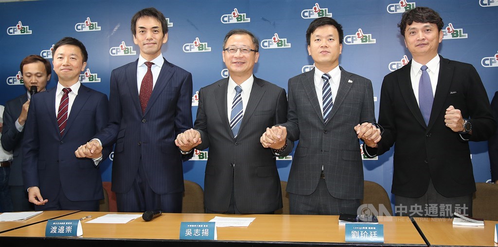 Lamigo桃猿隊與樂天企業19日在中職辦公室舉辦記者會說明,包含桃猿領隊劉玠廷(右2)、中職會長吳志揚(右3)、樂天亞洲總部營運長渡邊崇(右4)及樂天金鷲隊球團本部長川田喜則(右5)皆出席。中央社記者張新偉攝 108年9月19日