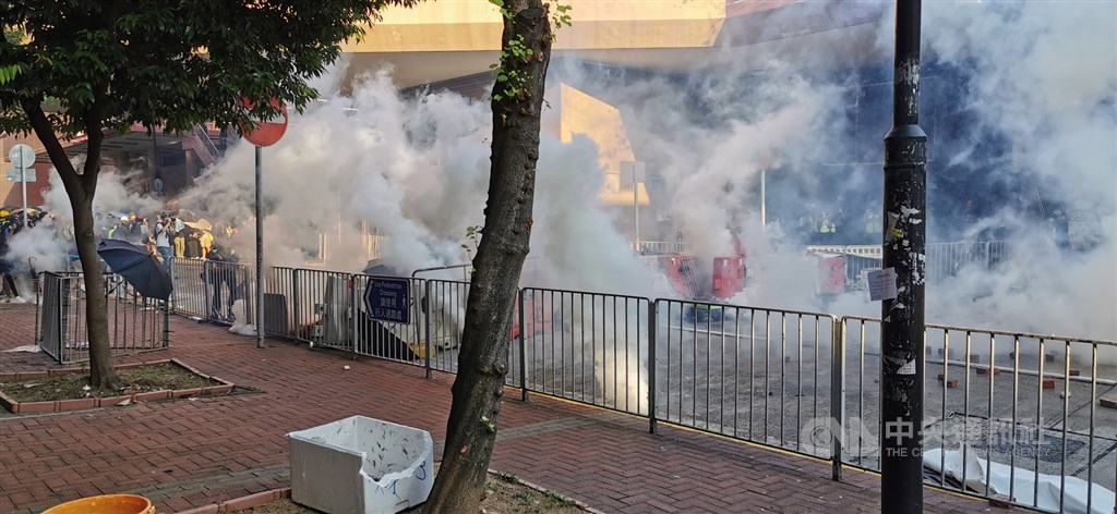 香港反送中人士21日下午在屯門舉行遊行,防暴警察下午4時許清埸,並在示威者投擲汽油彈後,發射催淚彈驅散人群。中央社記者張謙香港攝 108年9月21日